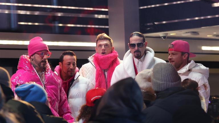 Backstreet Boys trotzen den kalten Temperaturen und drehen am Samstagabend mit Pierson Fode einen Werbespot für „T-Mobile” für den Super Bowl am Times Square in Manhattan.