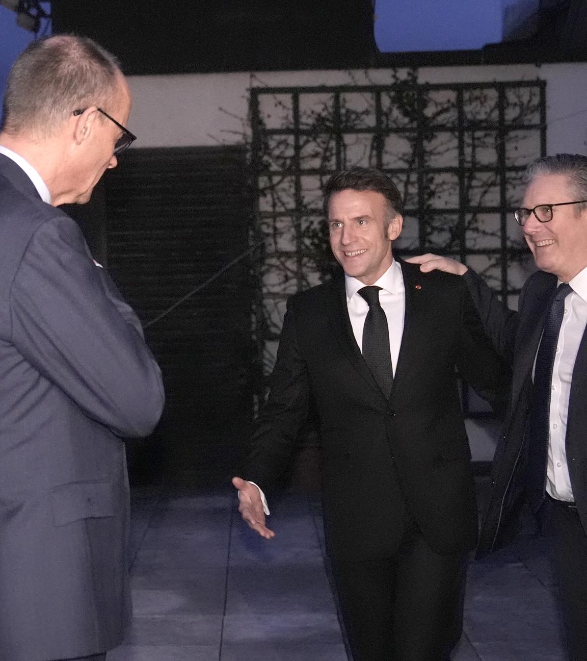 (von links nach rechts) Der deutsche Bundeskanzler Friedrich Merz, der französische Präsident Emmanuel Macron und Premierminister Sir Keir Starmer während eines trilateralen Treffens auf der Münchner Sicherheitskonferenz in München, Deutschland. 