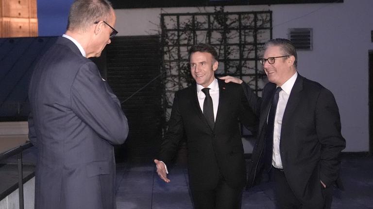 (von links nach rechts) Der deutsche Bundeskanzler Friedrich Merz, der französische Präsident Emmanuel Macron und Premierminister Sir Keir Starmer während eines trilateralen Treffens auf der Münchner Sicherheitskonferenz in München, Deutschland. 