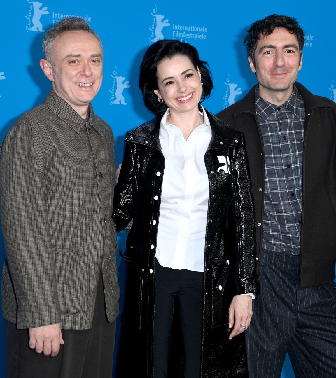 Die hauptdarsteller und der Regisseur von Gelbe Briefe vor einer blauen Wnad mit Berlinale Schriftzug