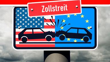 Zusammenstoßende Autos vor den Fahnen von den USA und Europa auf einem Verkehrsschild mit Aufschrift Zollstreit