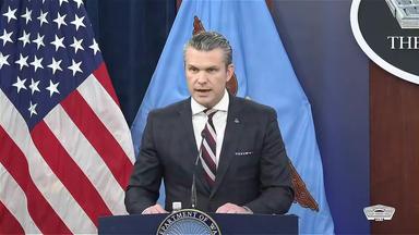 US-Kriegsminister Pete Hegseth gibt den U-Boot-Angriff bekannt. Dramatische Aufnahmen zeigen, wie ein iranisches Schiff von einem US-U-Boot gesprengt wird. US-Kriegsminister Pete Hegseth sagte am Mittwoch (4. März): „Im Indischen Ozean hat ein amerikanisches U-Boot ein iranisches Kriegsschiff versenkt, das sich in internationalen Gewässern in Sicherheit wähnte. 