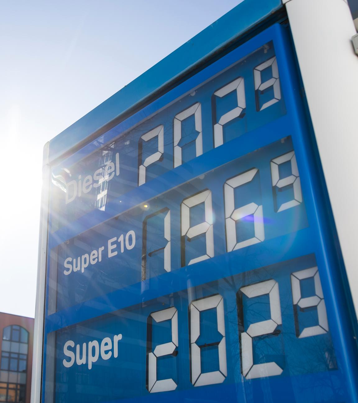 Die Preistafel einer Tanksäule in der Bismarckstra§e zeigt Literpreise von teilweise über 2 Euro. Nach dem gemeinsamen Angriff auf den Iran durch Israel und die Vereinigten Staaten von Amerika und die darauf folgende Sperrung der Stra§e von Hormus sind die Rohšlpreise rasant gestiegen.