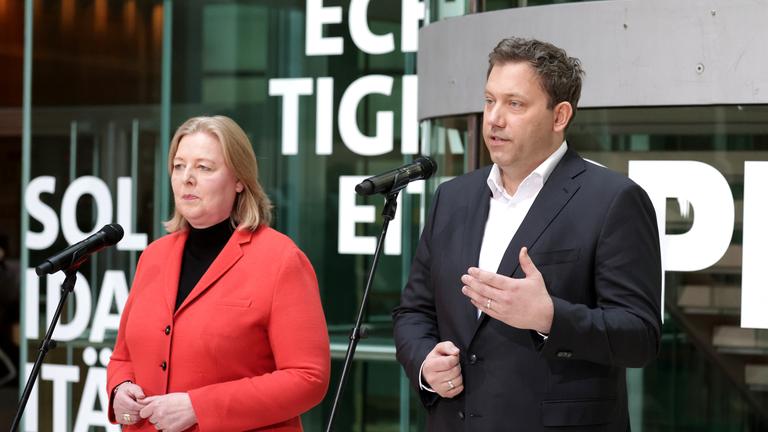 Baerbel Bas, Co-Bundesvorsitzende der SPD, Bundesministerin fuer Arbeit und Soziales, Lars Klingbeil, Co-Bundesvorsitzender der SPD, und Bundesminister der Finanzen, Statements vor der Sitzung des SPD-Praesidiums, DEU, Berlin