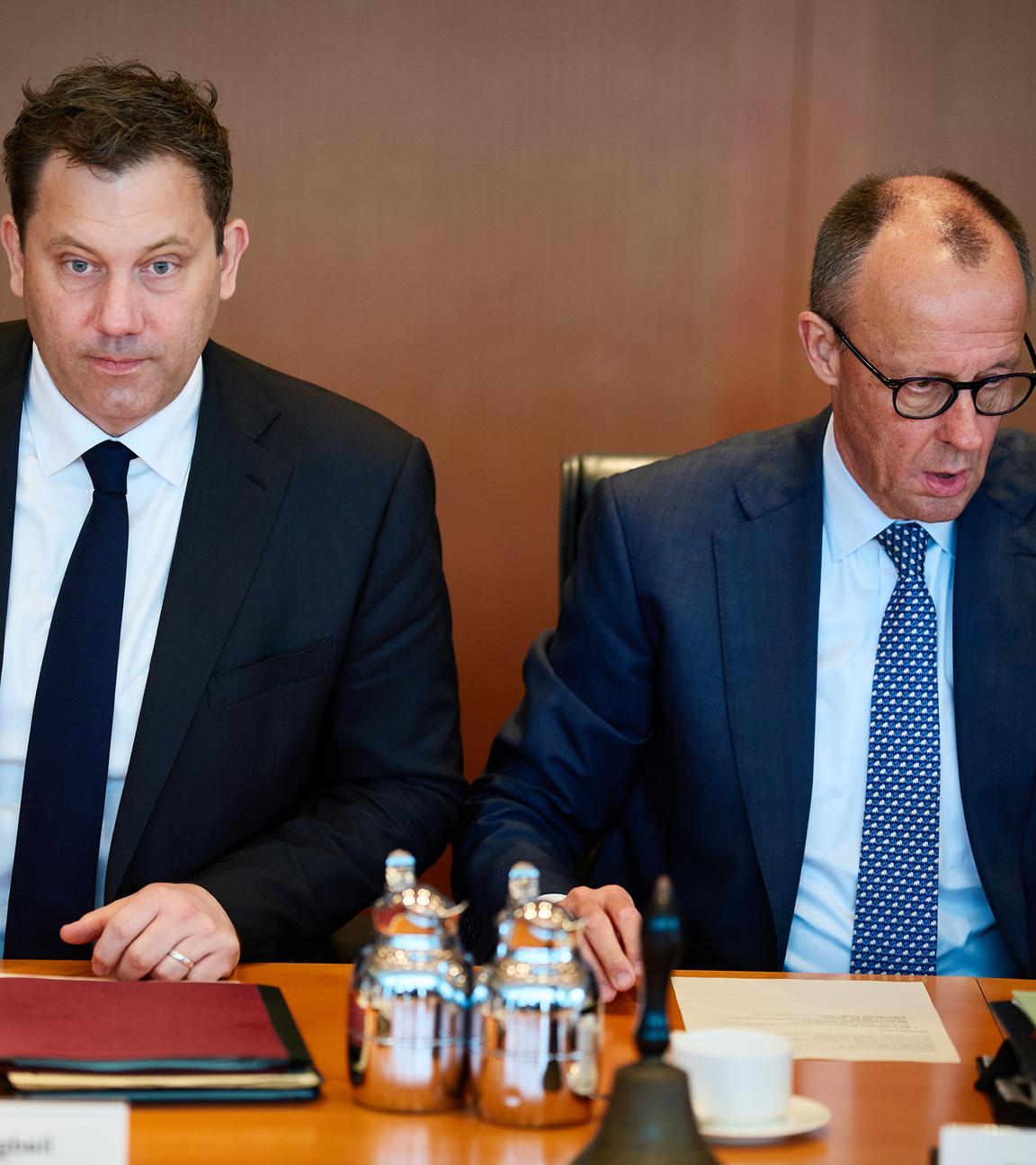 Bundesfinanzminister Lars Klingbeil und Bundeskanzler Friedrich Merz vor der Sitzung des Kabinetts in Berlin