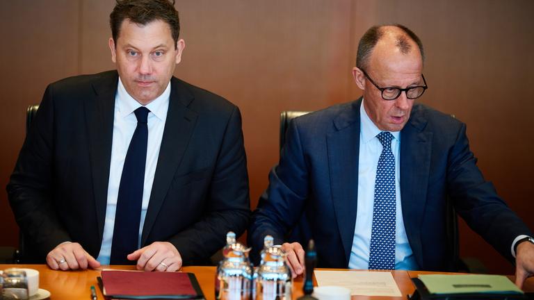 Bundesfinanzminister Lars Klingbeil und Bundeskanzler Friedrich Merz vor der Sitzung des Kabinetts in Berlin