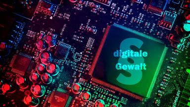 Mikrochip mit Aufschrift digitale Gewalt und Paragrafenzeichen, Fotomontage