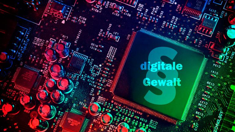 Mikrochip mit Aufschrift digitale Gewalt und Paragrafenzeichen, Fotomontage