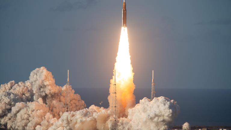 Kennedy Space Center, Florida, Vereinigte Staaten von Amerika: Die „Space Launch System“-Rakete der NASA für die Mission „Artemis II“ mit dem Raumschiff „Orion“ hebt am 1. April 2026 vom Startplatz 39B im Kennedy Space Center in Cape Canaveral, Florida, in den Himmel ab. Der Testflug „Artemis II“ befördert Kommandant Reid Wiseman, Piloten Victor Glover, Astronautin Christina Koch und den kanadischen Astronauten Jeremy Hansen auf eine zehntägige Reise um den Mond.