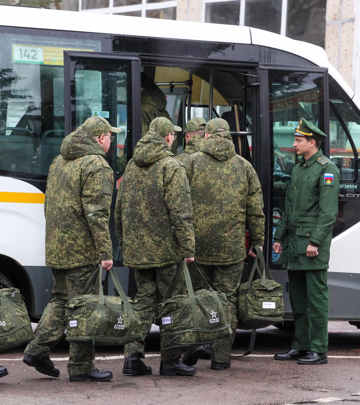 RUSSLAND, REGION MOSKAU – 10. APRIL 2026: Wehrpflichtige steigen in einer örtlichen Einberufungsstelle in Balaschicha, östlich von Moskau, in einen Bus, bevor sie zum Militärdienst bei der russischen Armee aufbrechen
