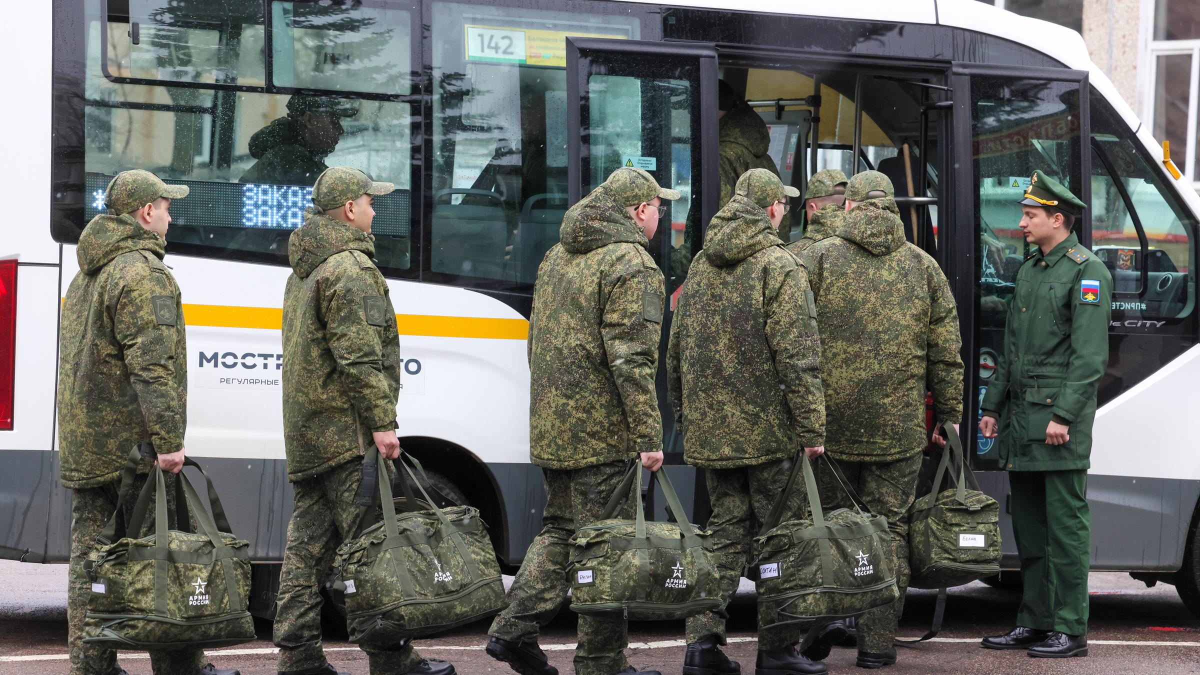 RUSSLAND, REGION MOSKAU – 10. APRIL 2026: Wehrpflichtige steigen in einer örtlichen Einberufungsstelle in Balaschicha, östlich von Moskau, in einen Bus, bevor sie zum Militärdienst bei der russischen Armee aufbrechen