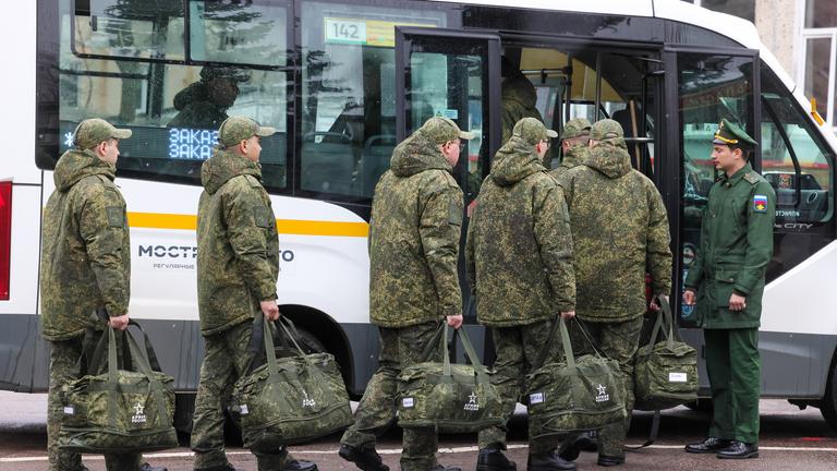 RUSSLAND, REGION MOSKAU – 10. APRIL 2026: Wehrpflichtige steigen in einer örtlichen Einberufungsstelle in Balaschicha, östlich von Moskau, in einen Bus, bevor sie zum Militärdienst bei der russischen Armee aufbrechen