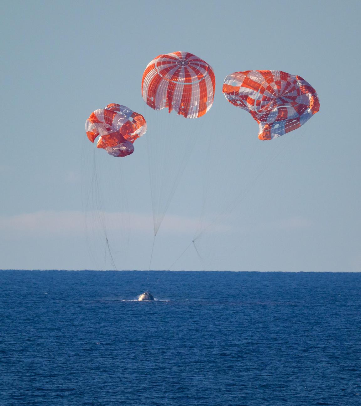 Das Orion-Raumschiff mit der Artemis-II-Besatzung gleitet am 10. April 2026 in der Nähe von San Diego, Kalifornien, mit Fallschirmen zur Wasserung im Pazifischen Ozean hinab.