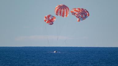 Das Orion-Raumschiff mit der Artemis-II-Besatzung gleitet am 10. April 2026 in der Nähe von San Diego, Kalifornien, mit Fallschirmen zur Wasserung im Pazifischen Ozean hinab.