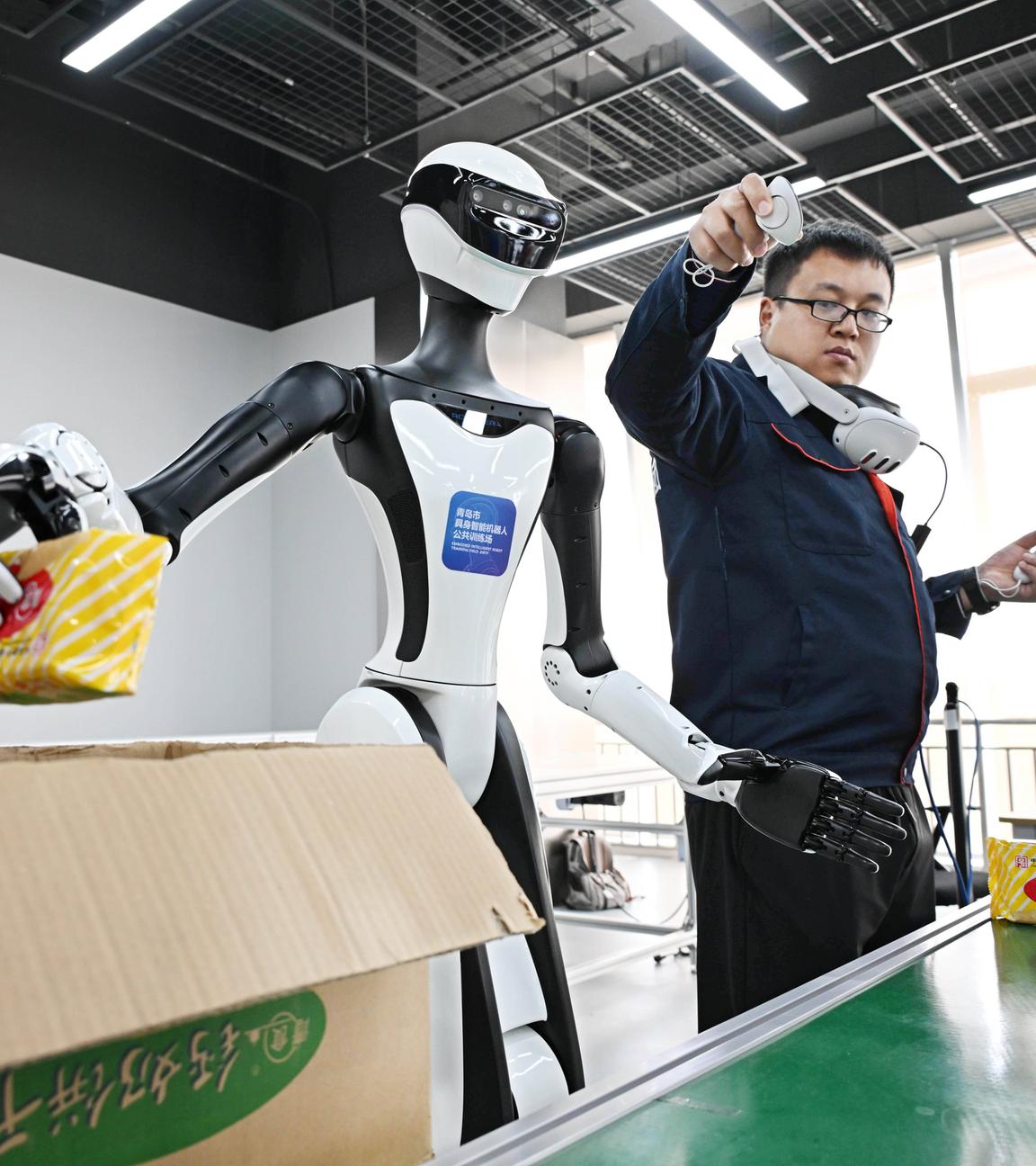KI Trainer im chinesischen Qingdao leiten Roboter in Datenerfassungs- und Werkszentren