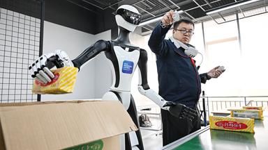 KI Trainer im chinesischen Qingdao leiten Roboter in Datenerfassungs- und Werkszentren