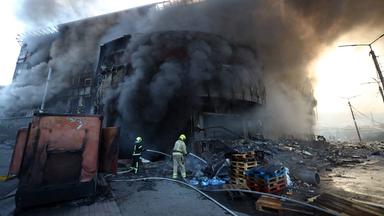 Feuerwehrleute versuchen das Feuer in einem Shoppingcenter in Kiew zu löschen.