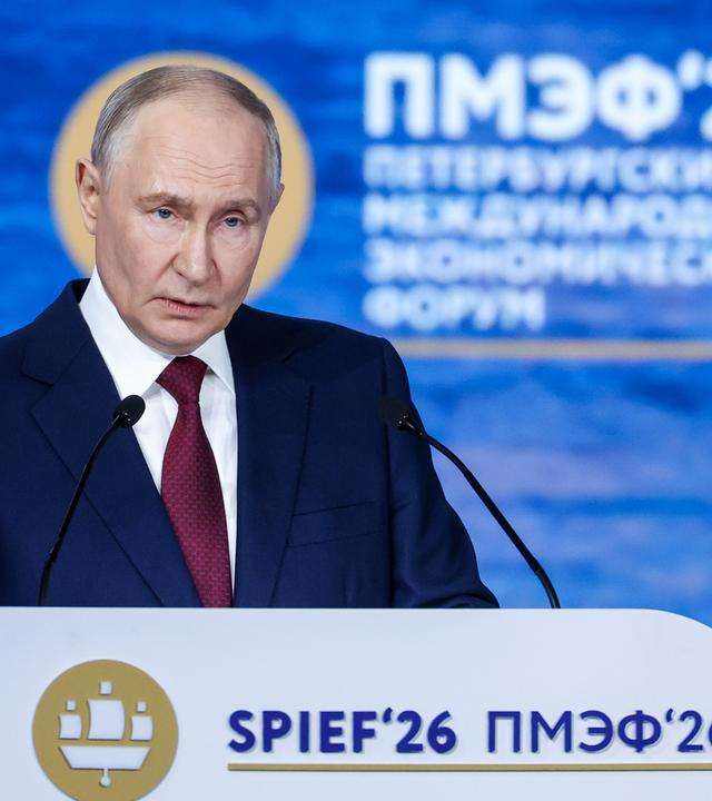 Der russische Präsident Wladimir Putin hält eine Rede vor dem Plenum des Internationalen Wirtschaftsforums St. Petersburg 2026 im Kongress- und Ausstellungszentrum ExpoForum