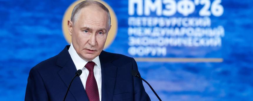 Der russische Präsident Wladimir Putin hält eine Rede vor dem Plenum des Internationalen Wirtschaftsforums St. Petersburg 2026 im Kongress- und Ausstellungszentrum ExpoForum