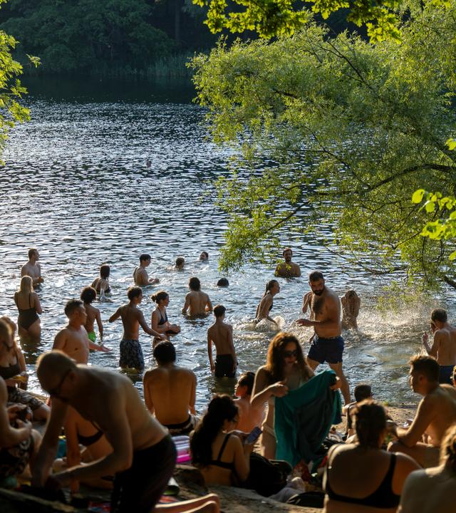 Hitzewelle in Deutschland: Impressionen von der Krummen Lanke in Berlin