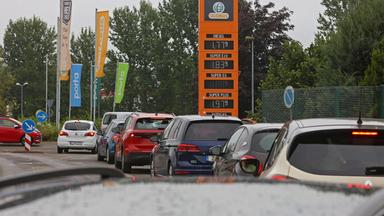 #lz# Zwickau Tankrabatt letzter Tag Schlange stehen fuer billigen Sprit Vor allem an der Tankstelle vom Globus waren lange Schlangen