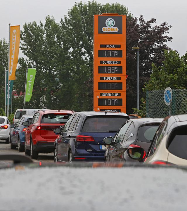 #lz# Zwickau Tankrabatt letzter Tag Schlange stehen fuer billigen Sprit Vor allem an der Tankstelle vom Globus waren lange Schlangen