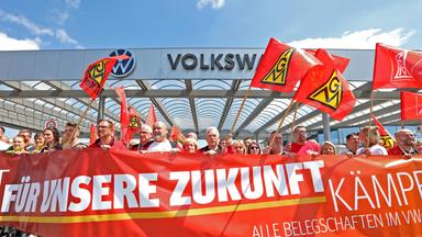 Der VW-Aufsichtsrat hat in Wolfsburg Sparmaßnahmen beraten. Begleitet wurde die Sitzung von Protesten.