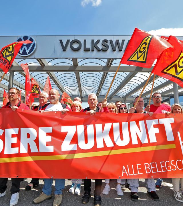 Der VW-Aufsichtsrat hat in Wolfsburg Sparmaßnahmen beraten. Begleitet wurde die Sitzung von Protesten.