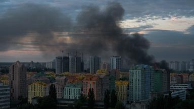 Ukraine-Krieg: Dichter Rauch nach russischen Luftangriffen auf Kiew