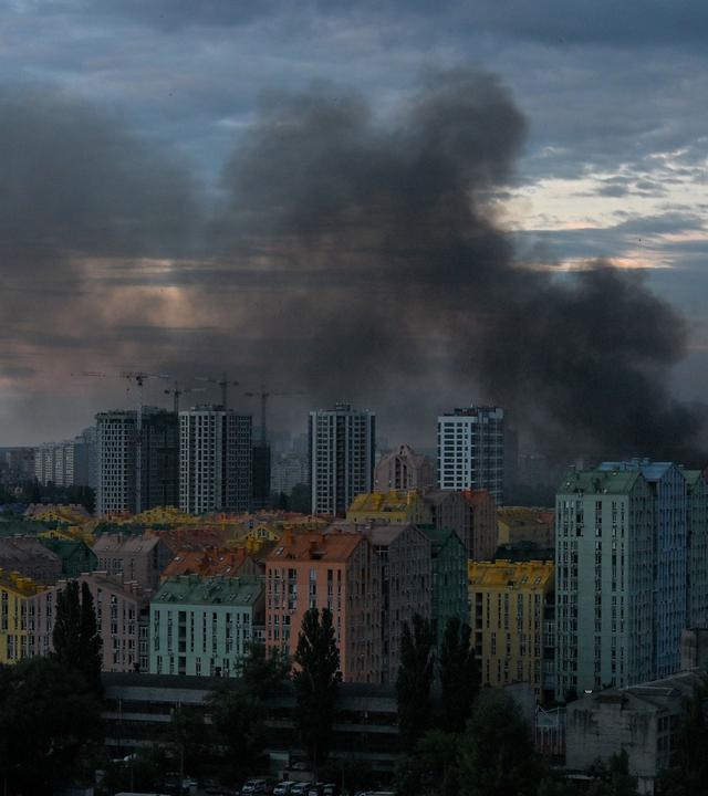Ukraine-Krieg: Dichter Rauch nach russischen Luftangriffen auf Kiew