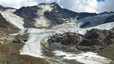 Der Forni, einer der größten Gletscher der italienischen Alpen, schmilzt derzeit deutlich ab, wird dünner und zerfällt in immer kleinere Teile, wodurch riesige Felsflächen freigelegt werden, die zuvor von Eis bedeckt waren. Seine Veränderung ist eine der offensichtlichsten Auswirkungen der steigenden Temperaturen in den Alpen, wo die Erwärmung schneller voranschreitet als im globalen Durchschnitt.