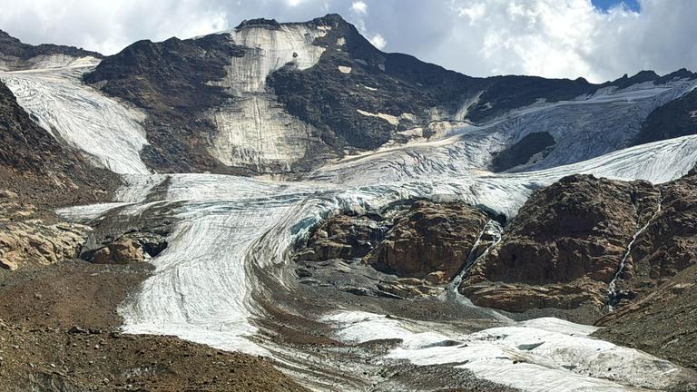 Der Forni, einer der größten Gletscher der italienischen Alpen, schmilzt derzeit deutlich ab, wird dünner und zerfällt in immer kleinere Teile, wodurch riesige Felsflächen freigelegt werden, die zuvor von Eis bedeckt waren. Seine Veränderung ist eine der offensichtlichsten Auswirkungen der steigenden Temperaturen in den Alpen, wo die Erwärmung schneller voranschreitet als im globalen Durchschnitt.