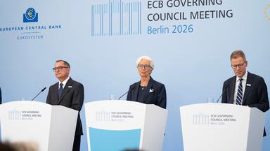 BERLIN, 10. September 2026 (Xinhua) – Die Präsidentin der Europäischen Zentralbank (EZB), Christine Lagarde (Mitte), spricht am 10. September 2026 auf einer Pressekonferenz in Berlin. Die Europäische Zentralbank (EZB) gab am Donnerstag bekannt, dass sie die Leitzinsen um 25 Basispunkte anheben wird. Dies ist angesichts des steigenden Inflationsdrucks die zweite Zinserhöhung in diesem Jahr.
