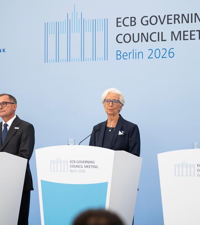 BERLIN, 10. September 2026 (Xinhua) – Die Präsidentin der Europäischen Zentralbank (EZB), Christine Lagarde (Mitte), spricht am 10. September 2026 auf einer Pressekonferenz in Berlin. Die Europäische Zentralbank (EZB) gab am Donnerstag bekannt, dass sie die Leitzinsen um 25 Basispunkte anheben wird. Dies ist angesichts des steigenden Inflationsdrucks die zweite Zinserhöhung in diesem Jahr.
