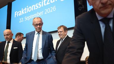 Friedrich Merz nimmt am 22. September 2026 an einer Sitzung der CDU/CSU-Fraktion im Bundestag in Berlin teil.