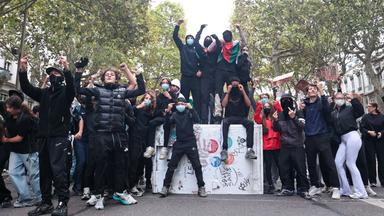 Lyon and the Rhone, France  October 2, 2026. High-school students continue to block schools across the Rhône for the fourth consecutive day following the start of nationwide demonstrations on September 29. The Rhône prefect has banned protest gatherings around the 44 schools concerned. The previous three days were marked by property damage and clashes with police. At least 26 people have been arrested in connection with the mobilisation
