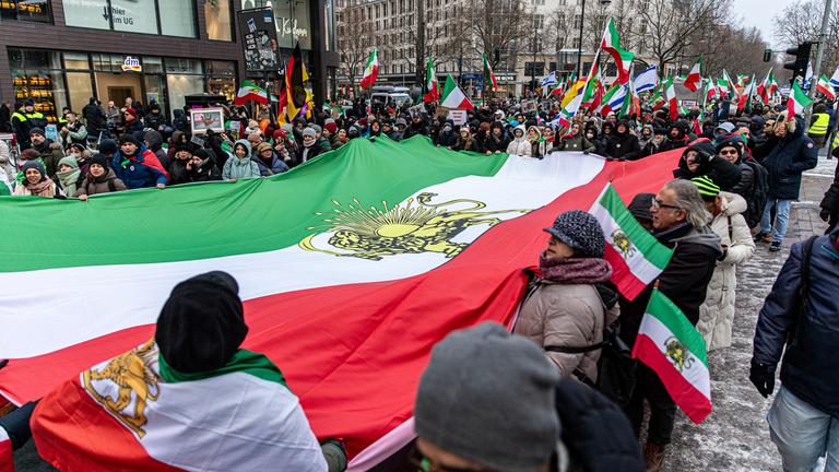 Massenproteste in Berlin unterstützen Reza Pahlavi und fordern Trump zum Handeln gegen den Iran auf