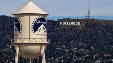 Luftaufnahme des Paramount-Logos auf dem Wasserturm der Paramount Studios am 23. Februar 2026 in Los Angeles, Kalifornien. Paramount Skydance ist bereit, sein Übernahmeangebot für Warner Bros. Discovery über das aktuelle Gebot von Netflix hinaus zu erhöhen, was zu einem Bieterwettstreit mit hohen Einsätzen führen könnte, bei dem Netflix sich aus dem Geschäft zurückziehen könnte, wenn es überboten wird.