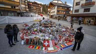 Blumen, Kerzen und Botschaften liegen an einer provisorischen Gedenkstätte in der Nähe der Bar „Constellation” für die Opfer des Brandes, der in der Silvesternacht in dem Skigebiet Crans-Montana ausgebrochen war.