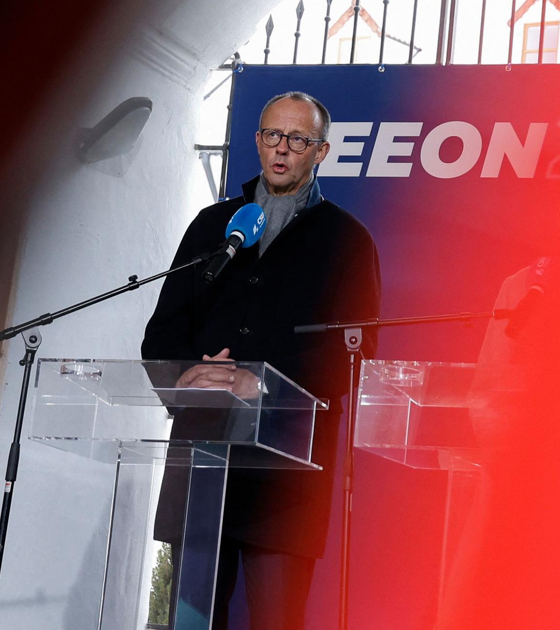 Zu sehen ist Bundeskanzler Friedrich Merz während er auf der Tagung der CSU eine Rede hält.