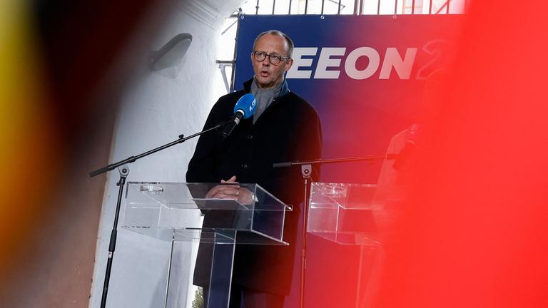 Zu sehen ist Bundeskanzler Friedrich Merz während er auf der Tagung der CSU eine Rede hält.