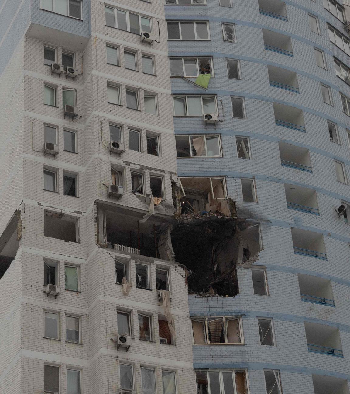 Dieses Foto zeigt ein beschädigtes Wohngebäude nach einem russischen Angriff in Kiew am frühen Morgen des 9. Januar 2026 während der russischen Invasion in der Ukraine.