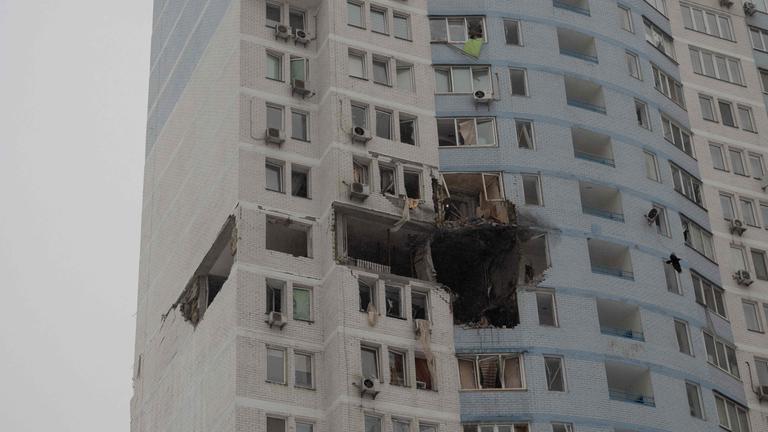 Dieses Foto zeigt ein beschädigtes Wohngebäude nach einem russischen Angriff in Kiew am frühen Morgen des 9. Januar 2026 während der russischen Invasion in der Ukraine.