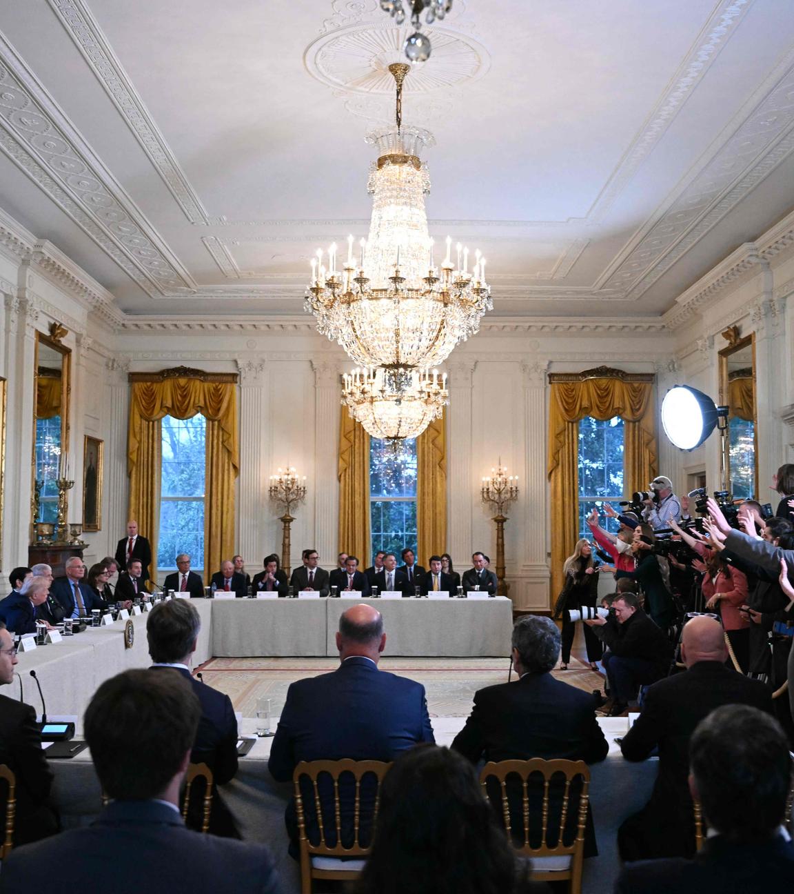 Journalisten (R) stellen Fragen, während US-Präsident Donald Trump ein Treffen mit Führungskräften US-amerikanischer Ölkonzerne veranstaltet.