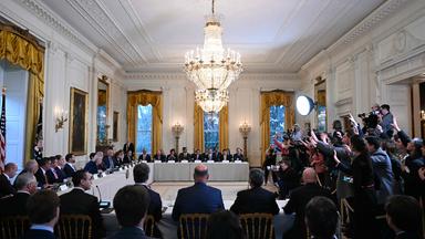Journalisten (R) stellen Fragen, während US-Präsident Donald Trump ein Treffen mit Führungskräften US-amerikanischer Ölkonzerne veranstaltet.