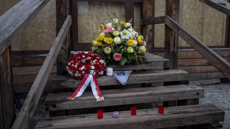 This photograph shows flowers left by members of the Italy's and Autria's alpine ski team - which take part in the World Cup races in Crans Montana - in front of the bar "Le Constellation" to pay tribute to the victims of the fire that ripped through the venue on New Year's Eve celebrations, in the Alpine ski resort of Crans-Montana on January 29, 2026. The fire on January 1 at the bar "Le Constellation" left 40 people dead -- including nine French and six Italian nationals -- and injured 116 others, most of them teenagers.