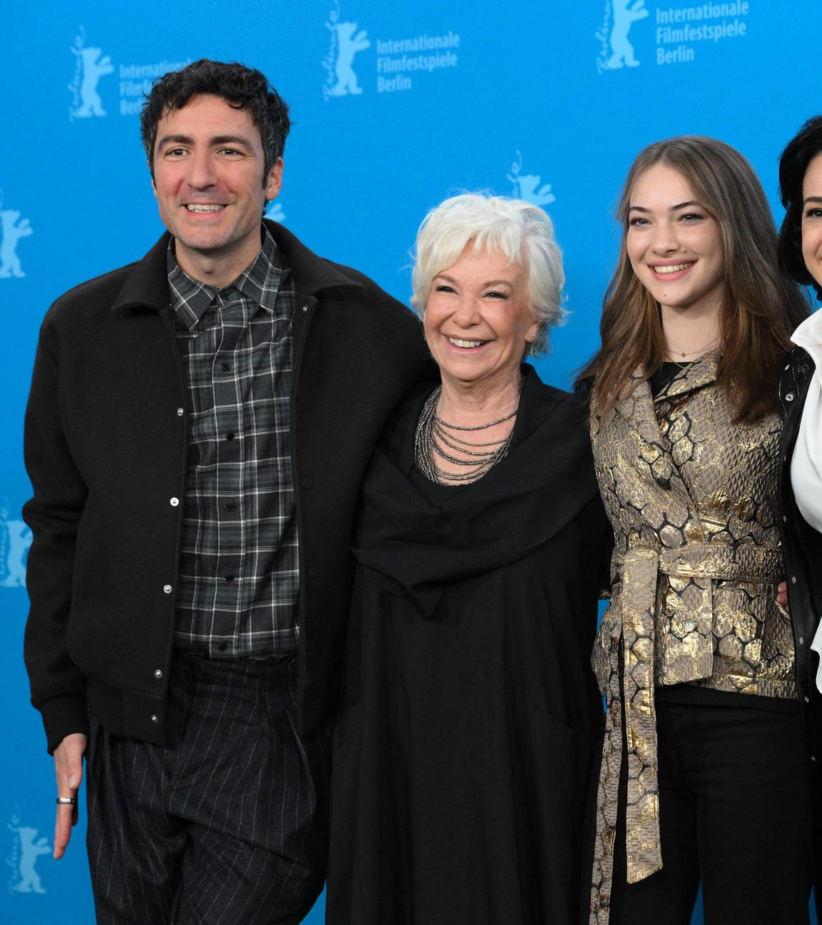 (Von links nach rechts) Der deutsche Regisseur Ilker Catak, die türkische Schauspielerin Ipek Bilgin, die türkische Schauspielerin Leyla Smyrna Cabas, die türkische Schauspielerin Ozgu Namal und der türkische Schauspieler Tansu Bicer posieren während eines Fototermins für den Film „Gelbe Briefe“, der im Wettbewerb der 76. Berlinale, Europas erstem großen Filmfestival des Jahres, in Berlin vorgestellt wurde.