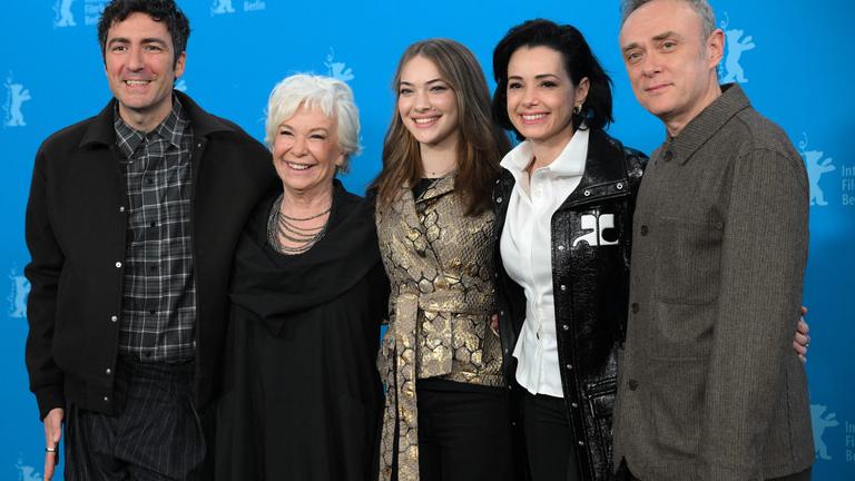 (Von links nach rechts) Der deutsche Regisseur Ilker Catak, die türkische Schauspielerin Ipek Bilgin, die türkische Schauspielerin Leyla Smyrna Cabas, die türkische Schauspielerin Ozgu Namal und der türkische Schauspieler Tansu Bicer posieren während eines Fototermins für den Film „Gelbe Briefe“, der im Wettbewerb der 76. Berlinale, Europas erstem großen Filmfestival des Jahres, in Berlin vorgestellt wurde.