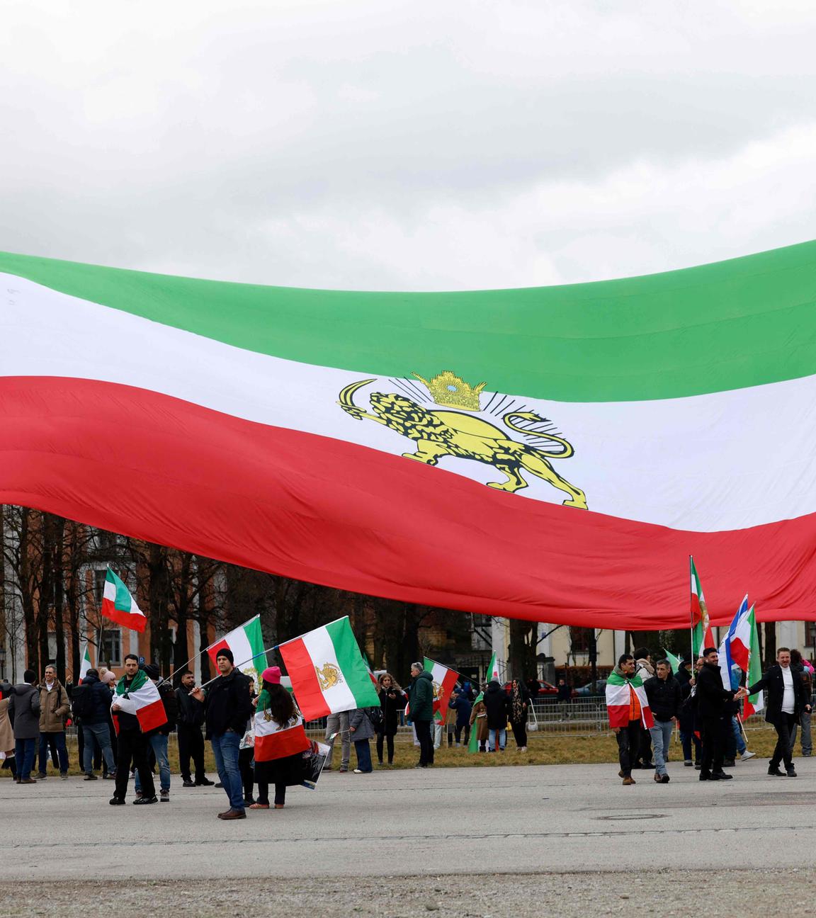 Die Teilnehmer während einer Demonstration der iranischen Opposition am 14. Februar 2026 auf dem Messegelände Theresienwiese in München.