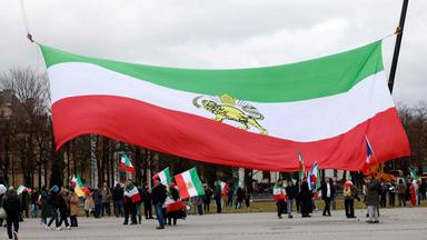Die Teilnehmer während einer Demonstration der iranischen Opposition am 14. Februar 2026 auf dem Messegelände Theresienwiese in München.
